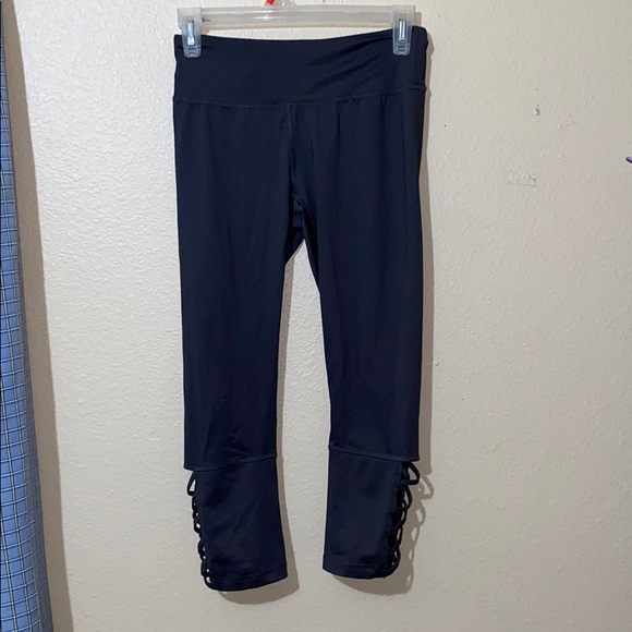 3/4 Length Criss-Cross Leggings - Picture 4 of 6